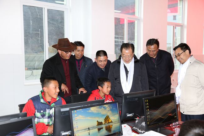 10、張學武董事長一行在集團捐助的德欽縣“希望之星”電腦室考察，并饒有興致地教授學生使用搜索引擎_副本.jpg