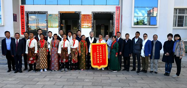 國家扶貧日集團萬敏董事長一行赴雲南省迪慶州開展脫貧攻堅工作調研（圖）